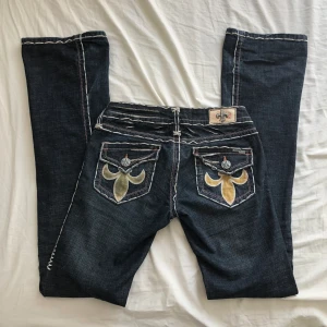 Bootcut jeans  - Sååå coola och unika jeans från märket Laguna! Säljer då de tyvärr är lite försmå för mig. Mått: midja/höft - 36 cm, innerbenslängd - 86 cm, Ytterbenslängd - 106 cm Dragkedjan hackar ibland men den går att dra upp.