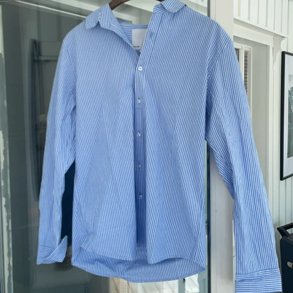 🔵 säljer nu två linneskjortor i toppskick, helt oanvända, den vita är storlek S men passar även M, blåa är storlek M, 150 för båda, vid minsta fundering är det bara att höra av sig 🤝. Skjortor.