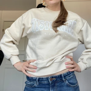 Tjocktröja  - Så cool tröja som tyvärr aldrig är använd. Den är SÅ len inuti, pris går att diskutera vid snabb affär! Skriv vid frågor😊☀️