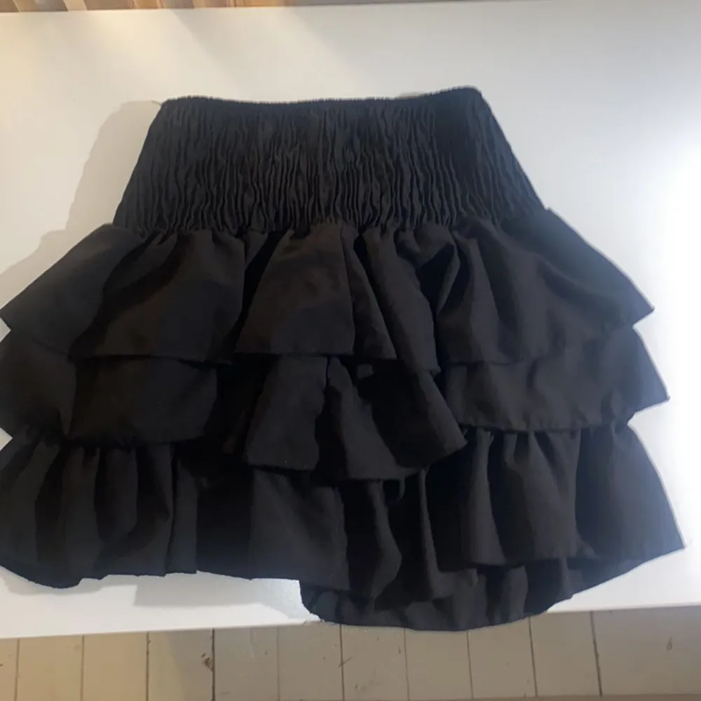 Säljer denna helt oanvända kjolen, den ser rut att sitta väldigt tajt i midjan men materialet är töjbart.. Kjolar.