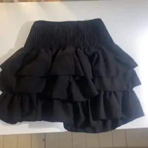 Säljer denna helt oanvända kjolen, den ser rut att sitta väldigt tajt i midjan men materialet är töjbart.