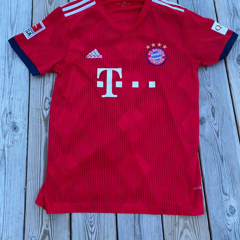 Tjenare, säljer den här riktigt riktigt fina Bayern München tröja. Tröjan är som gott som ny. Har använts ca 3-5 ggr och är därmed i väldigt fint skick. Priset går att diskuteras.. T-shirts.