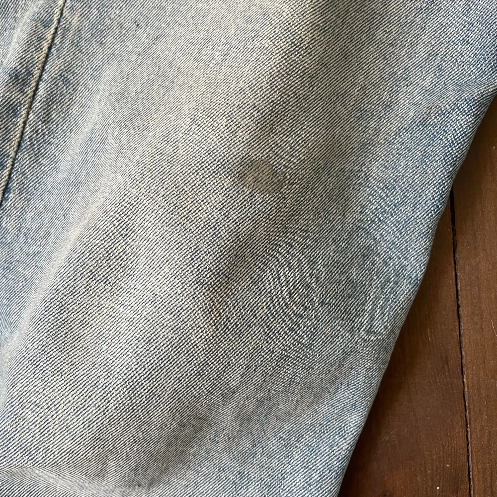 Lågmidjade jeans från H&M i fin blå färg. Storlek 34. En liten fläck på benet går säkert bort.  Skriv för frågor🌸 Midja 36 Gren 21 Innerben 77. Jeans & Byxor.