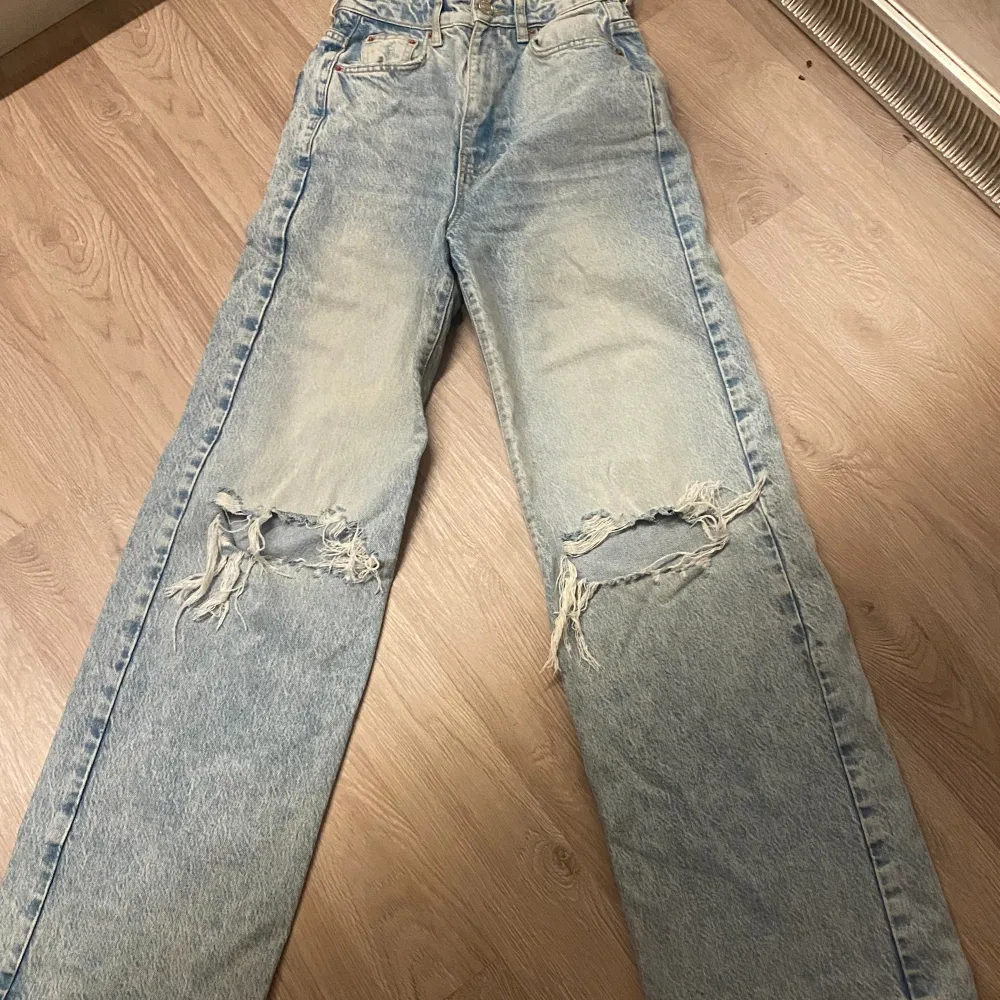  Jättesnygga jeans i bra skick, perfekta till sommaren, har väldigt fin passform och passar mig som är 164 men perfekt länges till dig som är lite längre❤️❤️ Kontakta via frågor!!🥰. Jeans & Byxor.