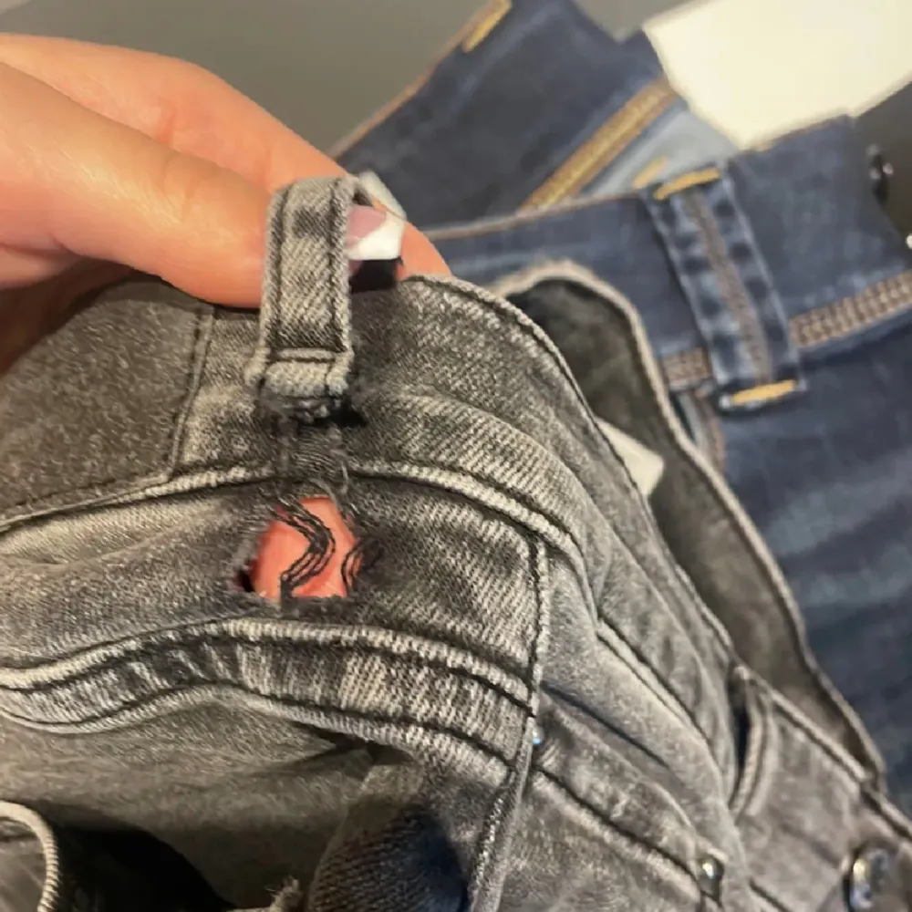 Mörkgråa lågmidjade jeans från gina💕säljer dessa då ja inte använder dom längre. Det är ett litet hål som ja visar på sista bilden. . Jeans & Byxor.