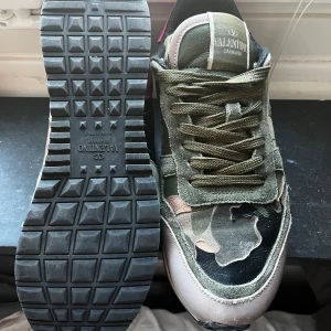 Valentino rockrunners⭐️ - Jag säljer ett par valentino rockrunners i fint skick som är storlek 39 men passar min fot som är 41,5, har ni någon fråga eller om något är oklart tveka inte på att höra av er🌟🌟