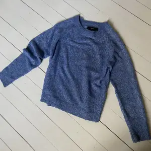 En super fin blå stickad tröja från Vera Moda, använt en gång💞