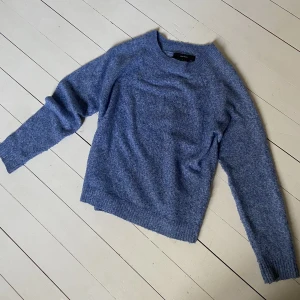 Stickad tröja - En super fin blå stickad tröja från Vera Moda, använt en gång💞
