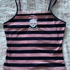 Coolt Linne - Helt nytt linne från märket Romwe med prislappen kvar, säljer då den inte passade mig. Riktigt cool design! Köpare betalar frakt🩷🖤