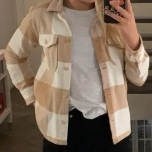 Stilren overshirt med en fin beige färg🤎den är i barnstorlek men passar som XS (har iallafall gjort på mig) och kvaliteten är utmärkt och precis som ny🤍