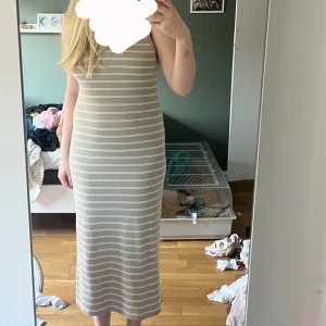 Sommarklänning! - Randig sommarklänning från Lindex i storlek XL. Inga defekter, hör av dig vid frågor. 