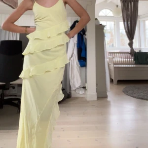 Balklänning  - Balklänning rosa/gul. Köpt men aldrig använd då det inte gick att lämna tillbaka. 300kr styck eller båda för 500kr. Lång modell men går att sy upp. Skriv vid fler frågor 🩷💛