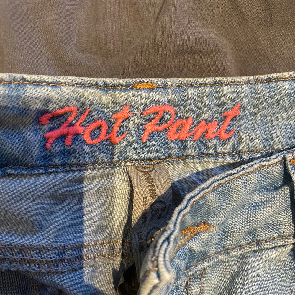 Säljer dessa söta lågmidjade jeans shorts med broderade fickor💕 Strl. S. Priset kan diskuteras🤍. Jeans & Byxor.
