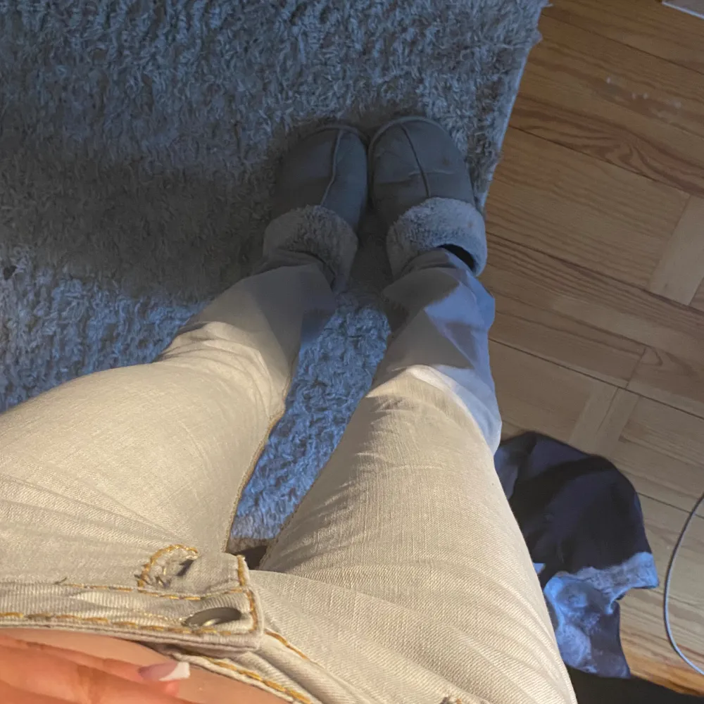 Ljusgrå bootcut jeans med låg midja. Super skick. Jeans & Byxor.