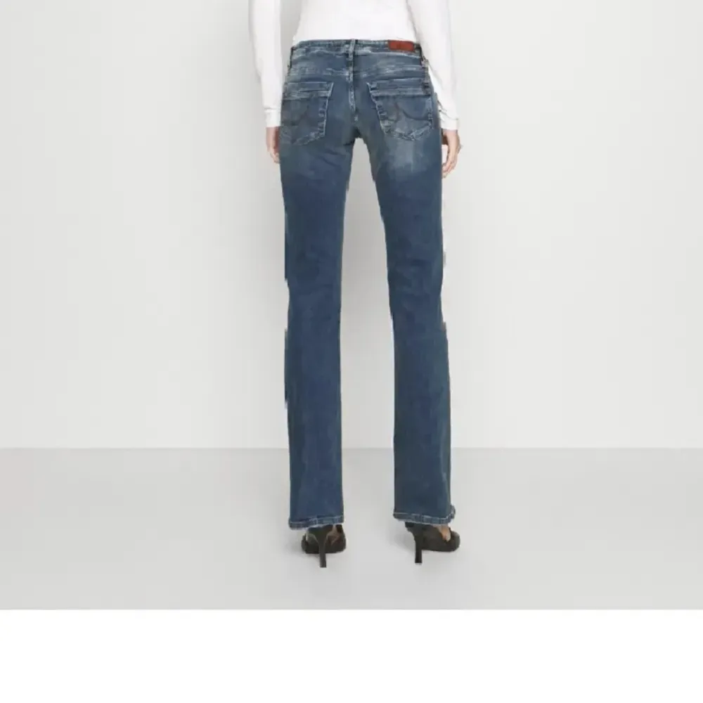 Fina lågmidjade jeans använda max 2 gånger pga att dem är för stora på mig💕💕💕💕💕❤️. Jeans & Byxor.