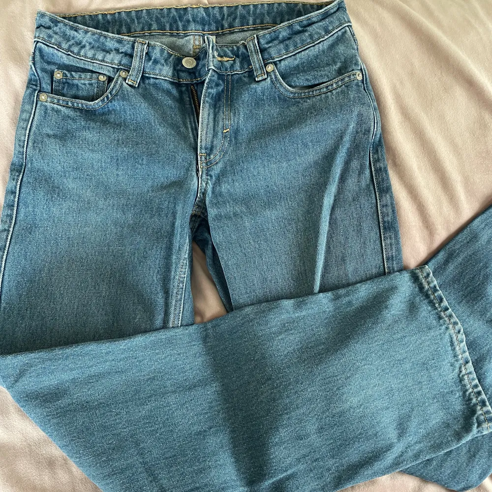 Jätte fina jeans från weekday, skulle sänga att de är midrise. De är inte andvända så mycket så bra skick💞. Jeans & Byxor.