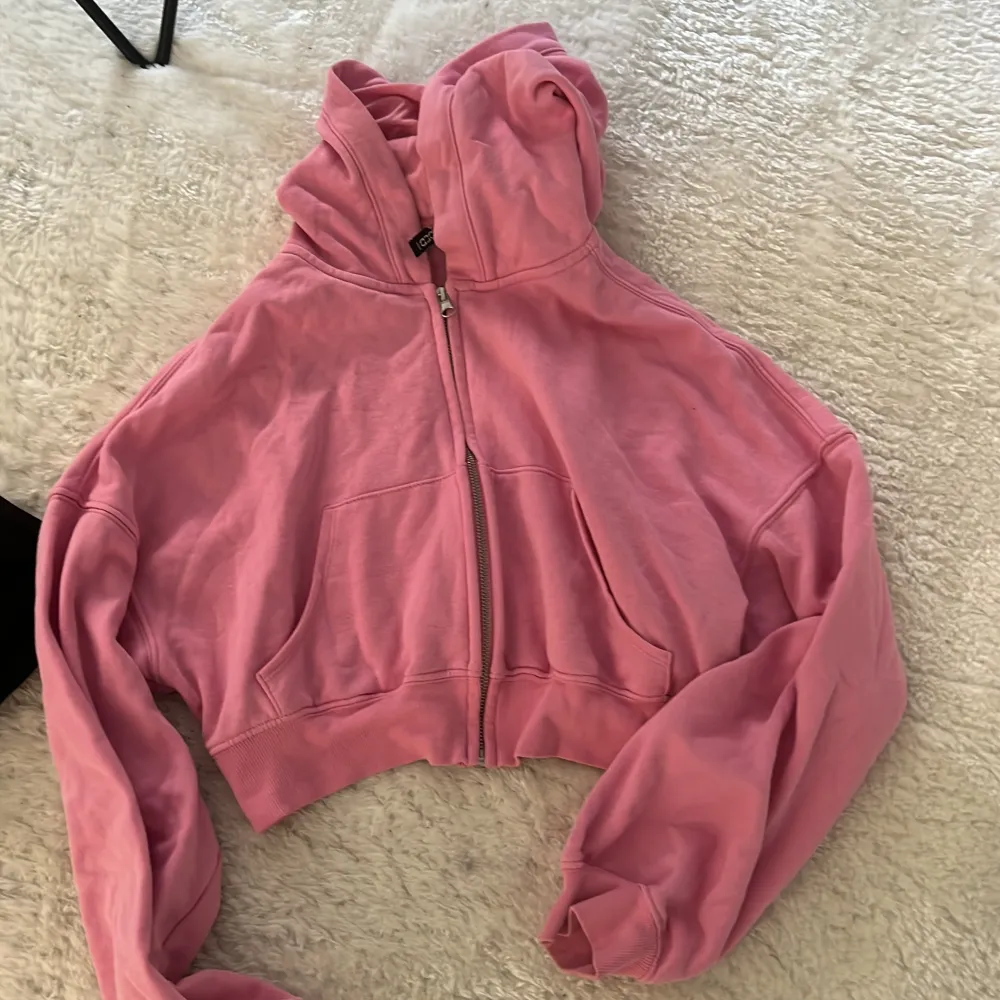 Säljer 3 stycken Hoodies för 200, använda knappt. . Hupparit & Collegepaidat.