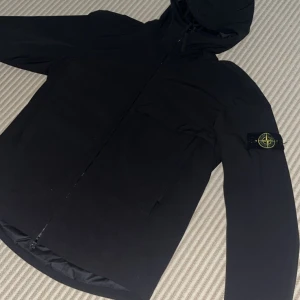 Stone Island Windbreaker - Tjo, säljer nu denna stone island vindjackan i storlek Medium. Jackan är i hyfsat bra skick, små hål finns. Jackan är köpt på NK hemsida och digitalt kvitto tillkommer.
