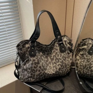 Väska - Säljer denna väska då den aldrig används. Har inga tecken på användning och är jättefin, köpte den på marknad i london för 600kr💕 skickar den till dig dagen du köper den!!