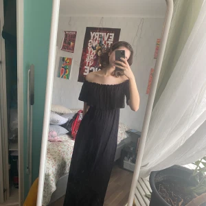 Svart maxi dress / Black maxi dress - Fick den i present, har aldrig använts! Storlek S men är elastisk så går nog bra med M också :) Från H&M. 