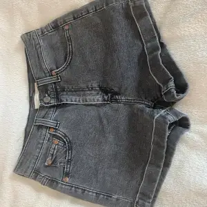 Jeansshorts i storlek 25 från Levis! Så sköna och väl använda, trots detta väldigt fint skick😍 Modellen ”A line mom shorts”. Köpta för ca. 500 kr 