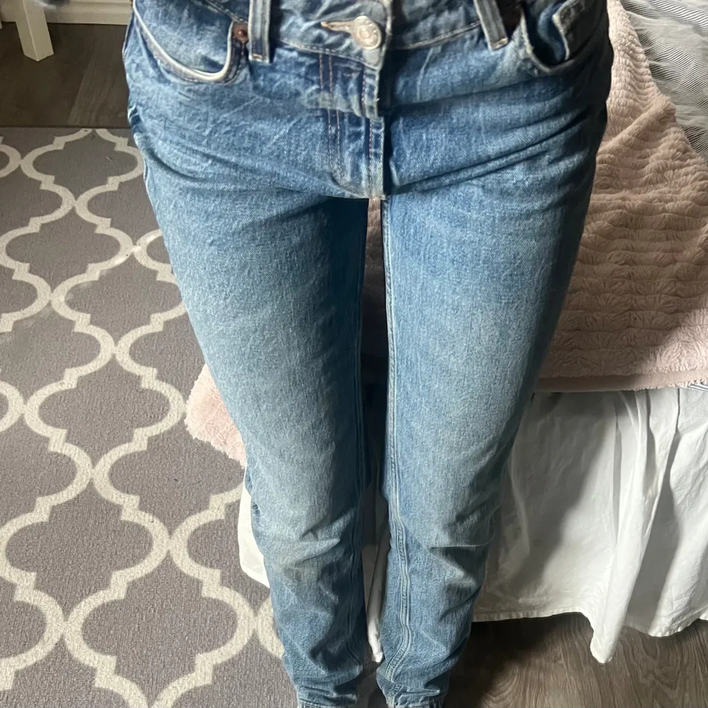 Jättesnygga raka mid waist jeans från zara. Välanvända men i gott skick🌟. Jeans & Byxor.