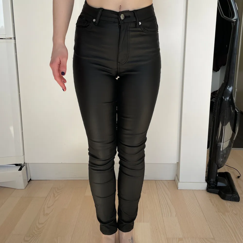 Svarta skinnbyxor från Gina Tricot i stl xs. Säljer då de aldrig kommit till användning. Tight modell. Innerbensmått: 73 cm. Material: 77% viskos, 20% polyamid, 3% elastan.. Jeans & Byxor.