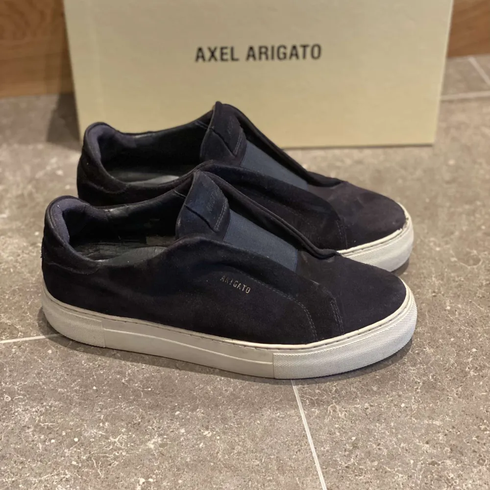 Säljer dessa Arigatos i storlek 41. Sköna och snygga skor i bra skick. Vid frågor skriv gärna!. Skor.