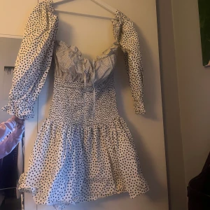 Puffig off shoulder klänning med smock detalj - Super fin klänning med smock runt midjan.