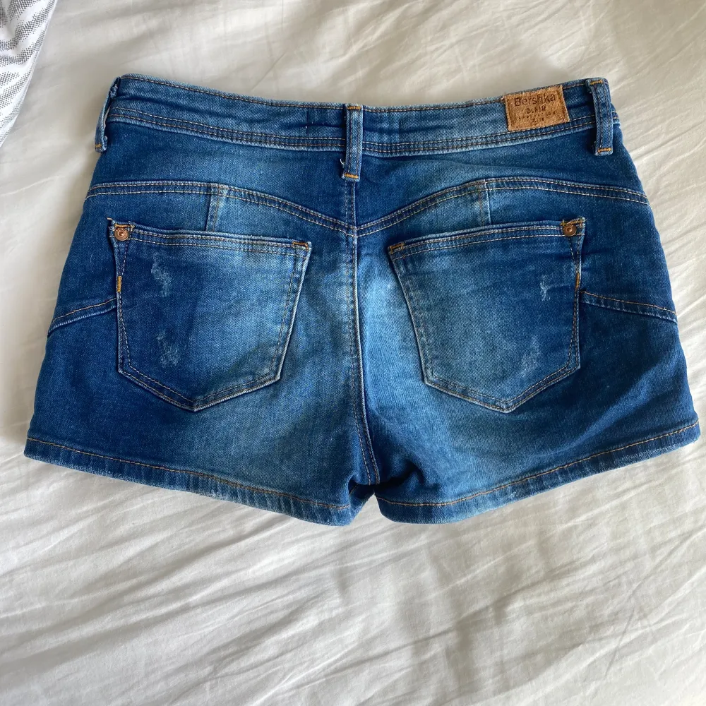 Säljer nu minna favorit shorts då jag inte får så mycket användning av dom längre. Dom är lågmidjade i Storlek 36. Inga defekter  🌸. Shorts.