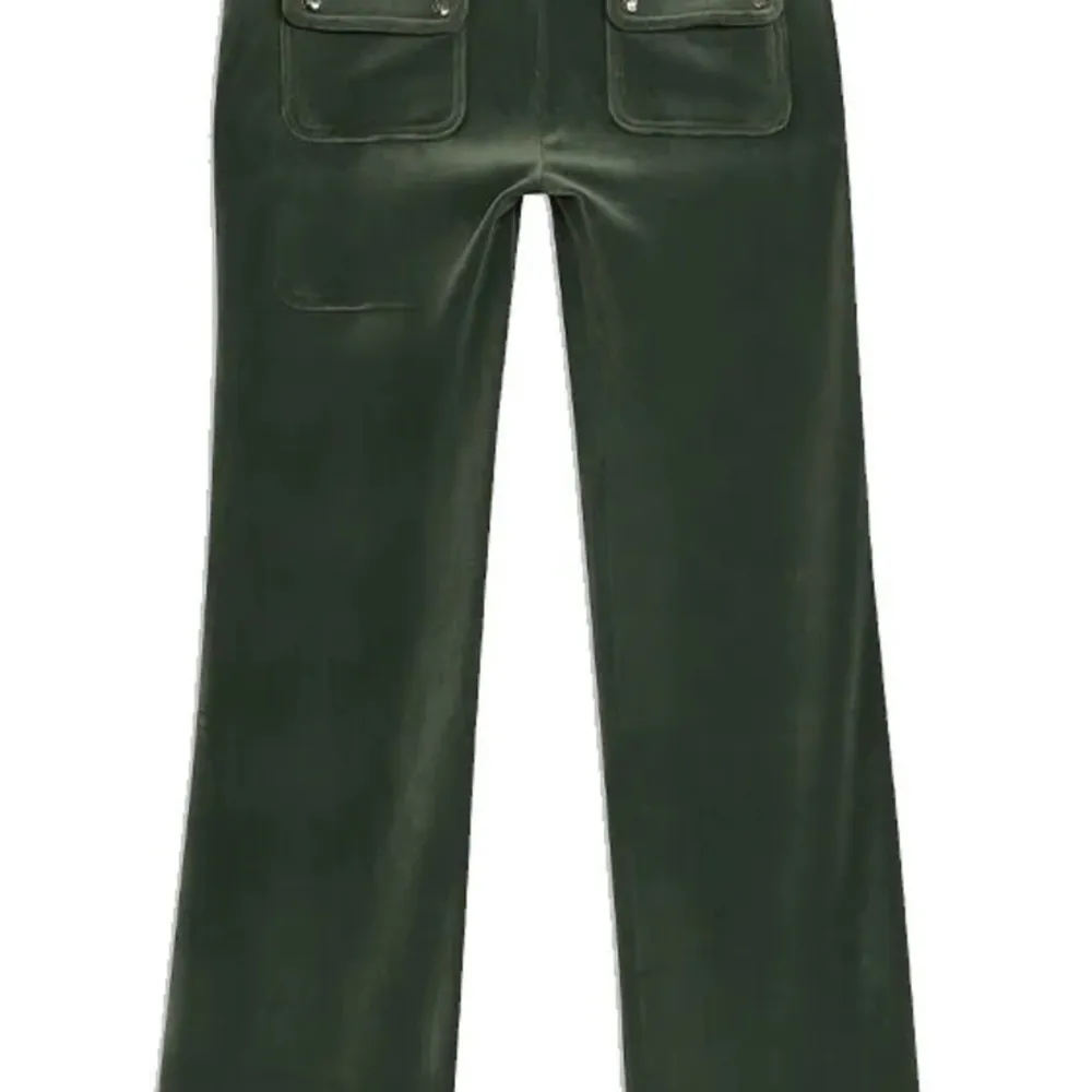 Mina mörkgröna juicy byxor är i storlek xxs som är väl använda men har inga större skador som syns säljer dessa för använder inte länge🩷. Jeans & Byxor.