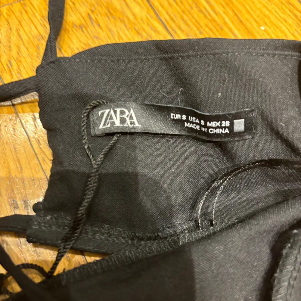 Svart klänning från Zara med knytning i ryggen. Säljer för 200kr + frakt🩷. Klänningar.