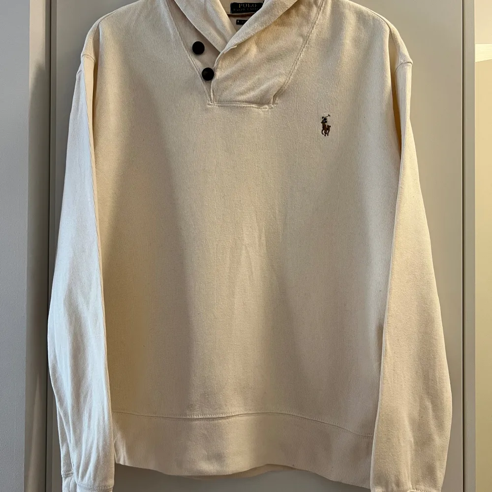 Ralph Lauren pullover/sweatshirt i storlek M. Ben-beige färg. Jättefint skick. Endast använd två gånger på grund av för liten köpt storlek. . Stickat.