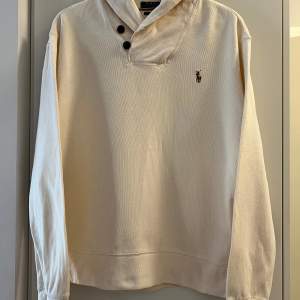 Ralph Lauren pullover/sweatshirt i storlek M. Ben-beige färg. Jättefint skick. Endast använd två gånger på grund av för liten köpt storlek. 