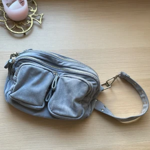 Blå väska - Säljer min knappt använda Gina väska i en ljusblå färg, mocka liknade material💕