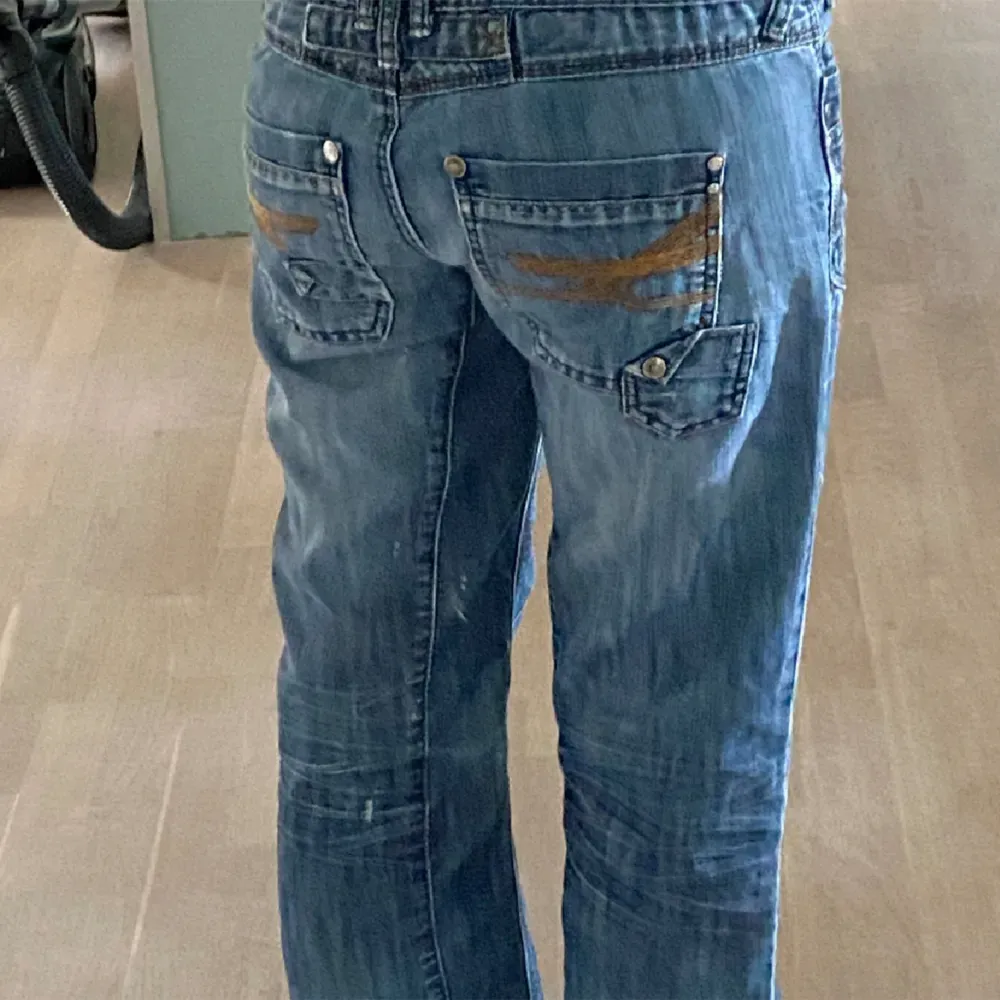 Säljer dessa coola jeansen! Köpte dem av en tjej här på plick, säljer vidare då dem inte passade!💓. Jeans & Byxor.
