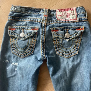 True religion  - Köpt här på Plick , snygga true religion men inte min stil längre ✨ midjemått tvärsöver 35 cm innerbenslängd:79