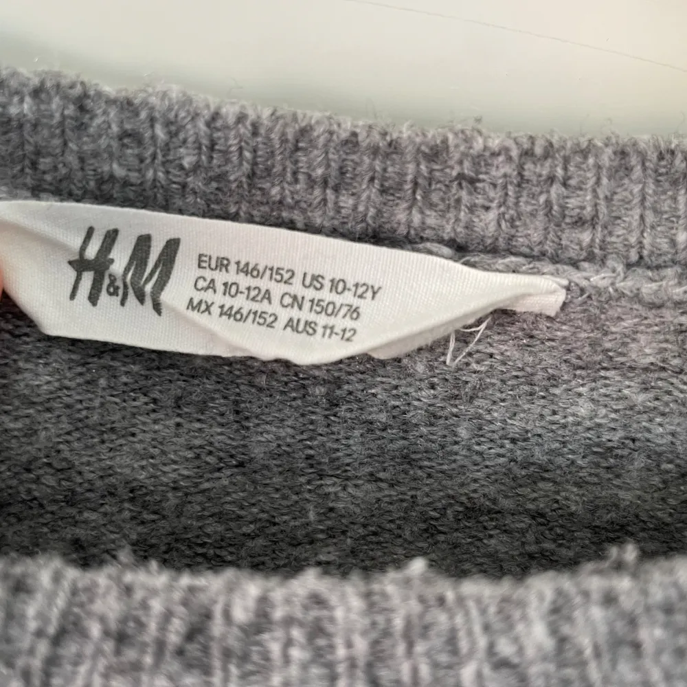 Säljer denna tröja ifrån H&M då den är för liten.. Stickat.