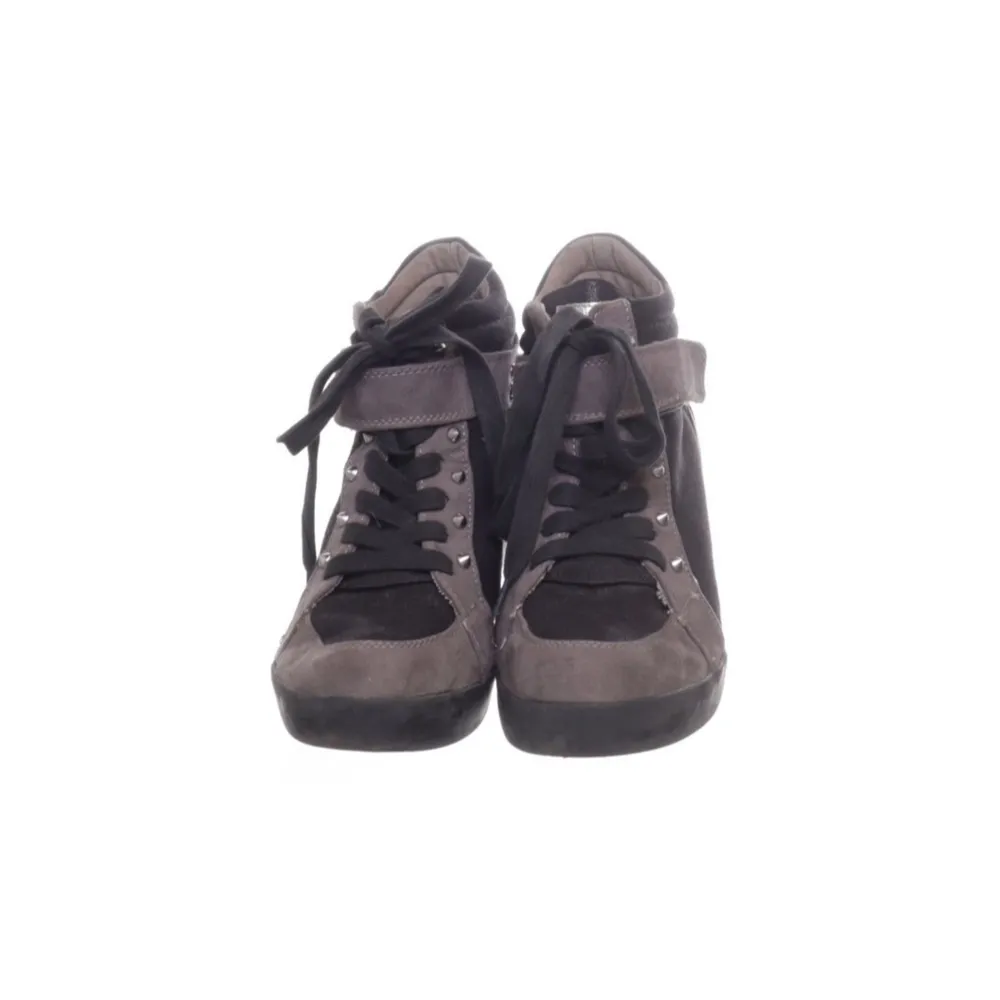 Unika guess skor med fina detaljer såsom nitar och glittrande material. De har inbyggda klackar.  . Skor.