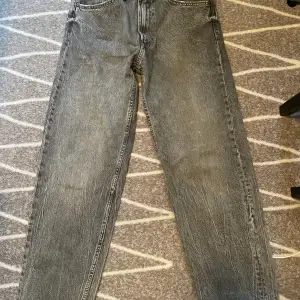 Säljer ett par Bershka jättefina denim 90’s wide jeans som är i väldigt fint skick. Storlek är på bilden 😇