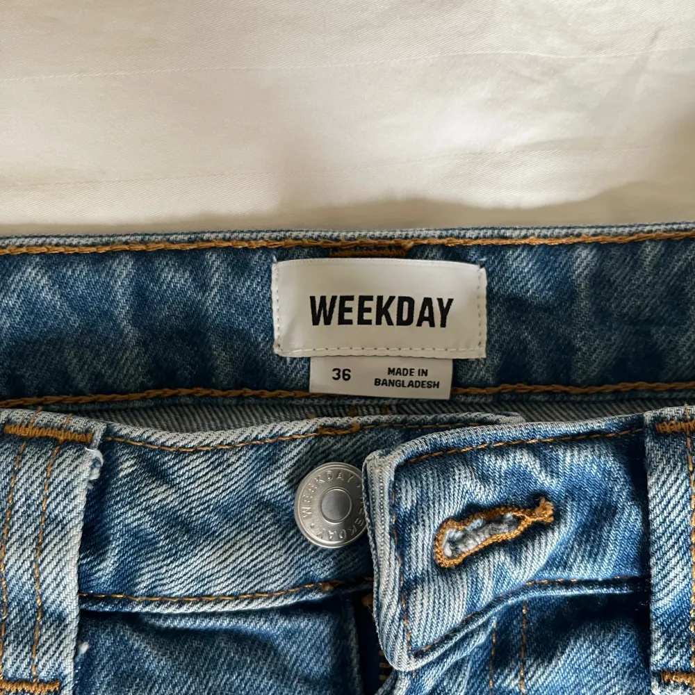 Säljer denna lågmidjade jeanskjolen från Weekday! Använd 1 gång, super fint skick💕skriv för frågor eller fler bilder!. Kjolar.