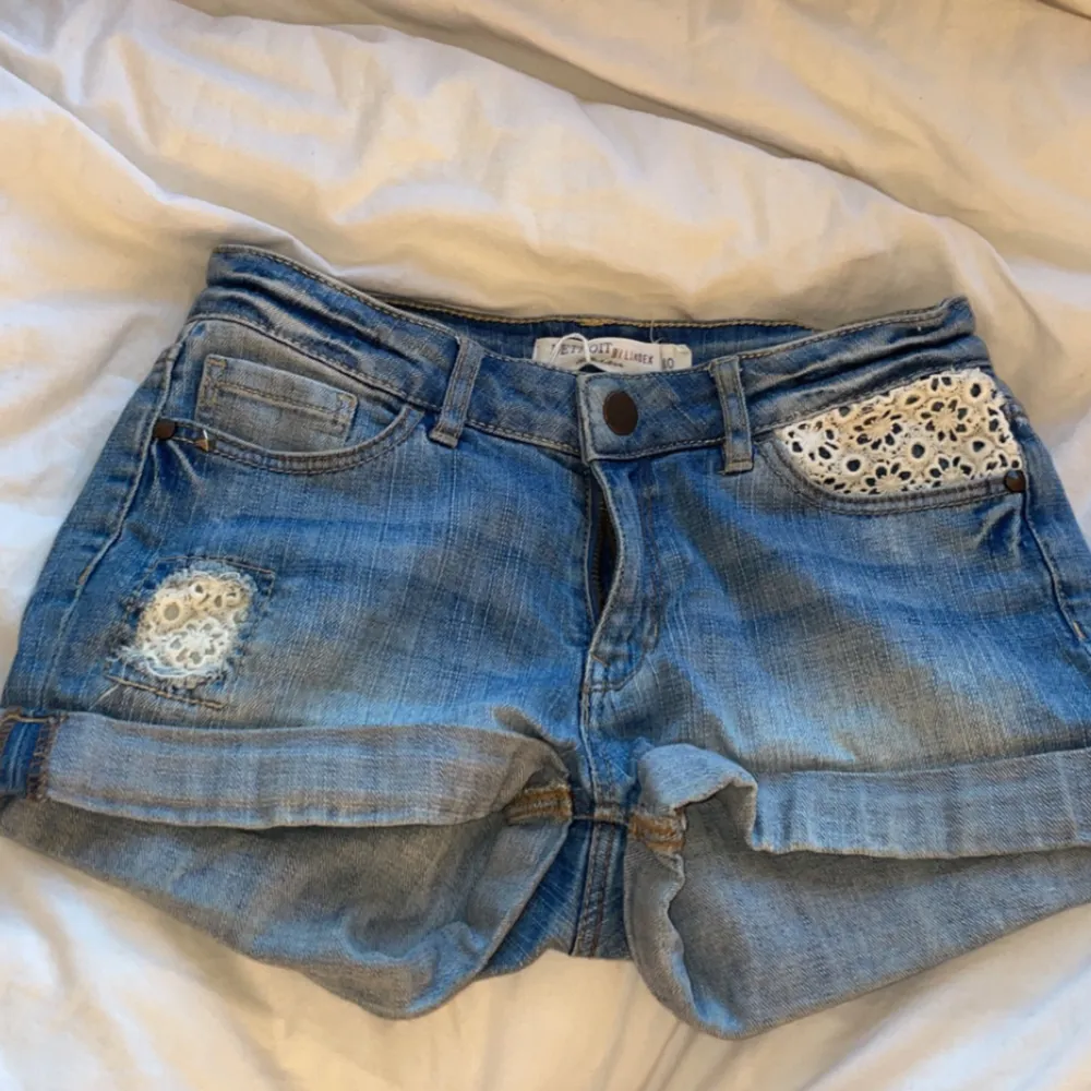 Säljer dessa lågmidjade jeansshorts med lite spets detaljer, SUUPER snygga! Men tyvärr för små för mig därför säljer jag 💖strl 140 men passar xs också!. Shorts.