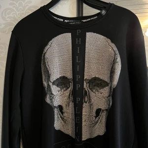 Philip Plein tröja - Storlek L, pärlor har ramlat ut pågrund av tvätt.