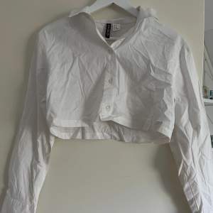 Croppad långärmad skjorta från divided köpt på H&M i strl XS. Använd 2 ggr 💞