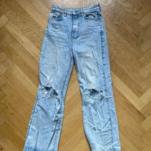 Ripped jeans  - Säljer dessa ripped jeans från gina tricot då de blivit för små för mig. De har storleken 36 och jag var ca 178 cm när dessa passade perfekt . Färgen på byxorna är ljusblå och om man bortser från modellen (perfekt jeans) är de inte slitna.