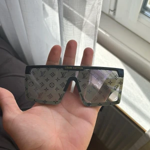 LV glasögon  - Jag säljer ett par LV solglasögon för jag använder inte den  längre, skick 9/10   Påsen kommer på köpet med glasögonen men de är inte LV