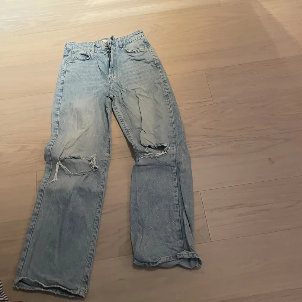 jeans från gina tricot i mycket bra skick använda 2 gånger. . Jeans & Byxor.