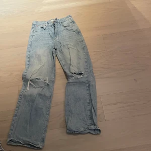 jeans från gina tricot  - jeans från gina tricot i mycket bra skick använda 2 gånger. 