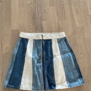 Jeans kjol  - Säljer denna super coola kjol i olika färger! Aldrig använd, storlek 38