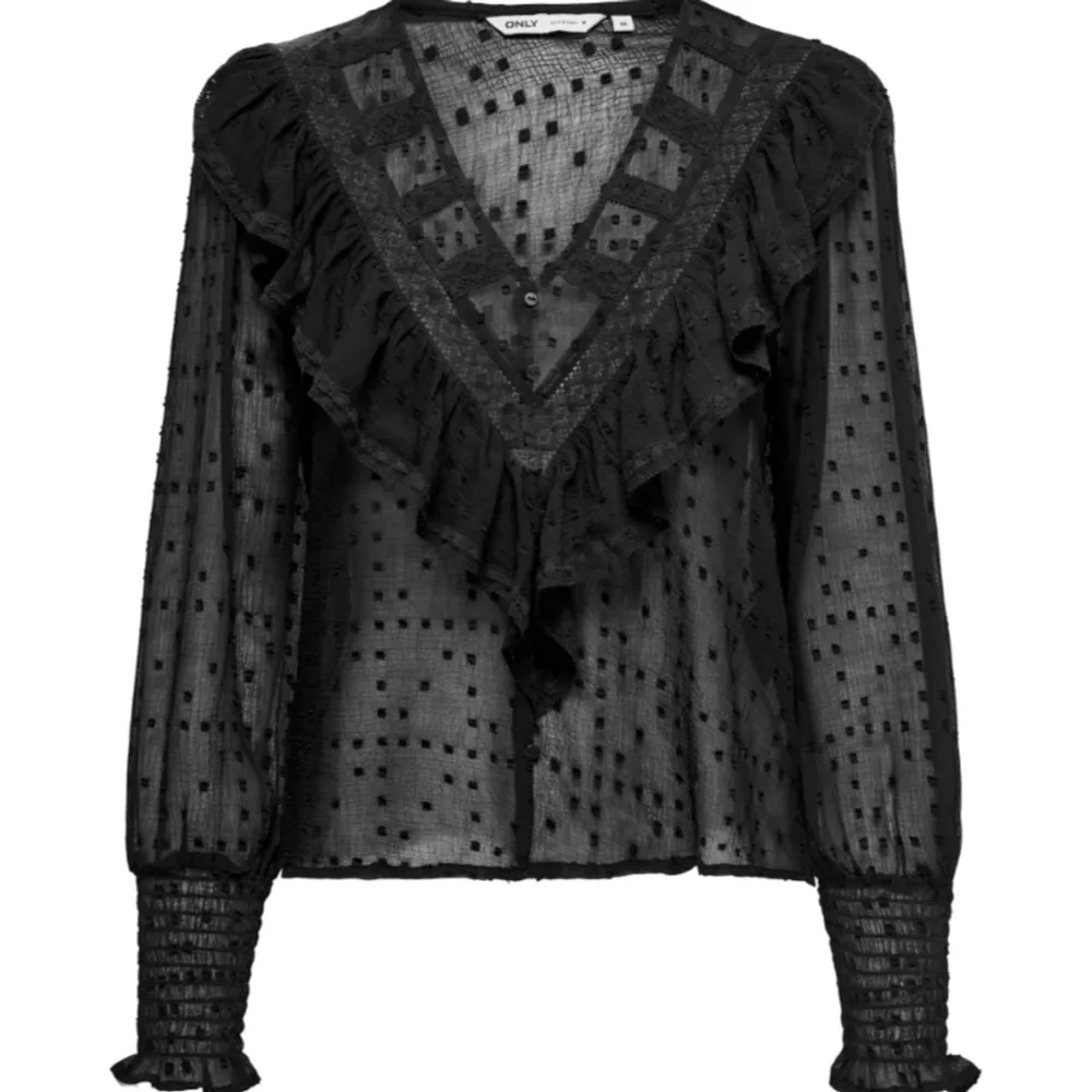 Säljer denna ur snygga tröja från only! Säljes pga att den ej har kommit till användning, nypris 300 kr. Blusar.